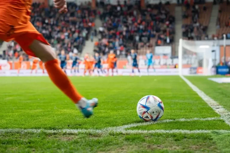 Fußballspieler bei einem Eckball